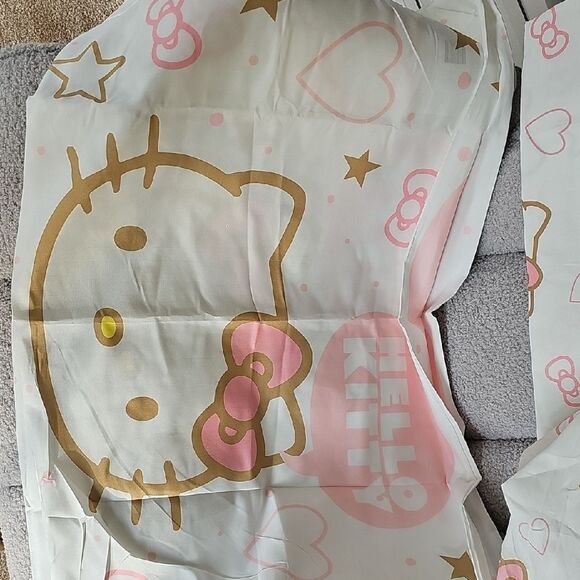 Hello Kitty Pink and Gold Sheet & Comforter Set - Picture 3 of 8